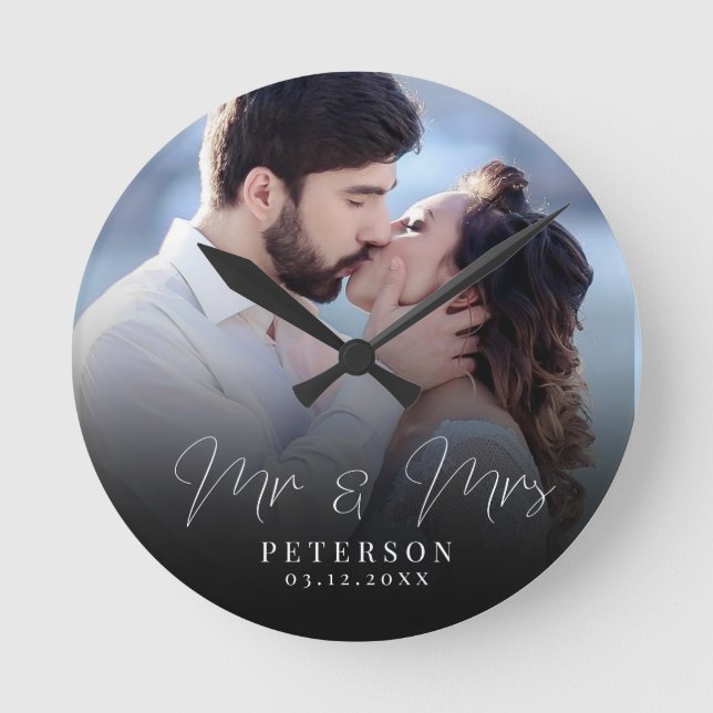 Elegant Wedding Photo Chic NewlyWed Runde Wanduhr (Vorderseite)