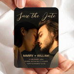 Elegant Wedding Trendy Save the Date Foto Magnet<br><div class="desc">Suchen Sie nach einer Möglichkeit, Ihre Ankündigung Datum freihalten hervorstechen zu lassen, während Sie sich an Ihre minimalistische Ästhetik bleibe haben? Schauen Sie sich nur unsere Minimalistische Hochzeit Save the Date Foto Trendy Magnet. Mit seinem sauberen und einfachen Design ist dieser Magnet der perfekte Weg, Ihre kommende Hochzeit stilvoll und...</div>