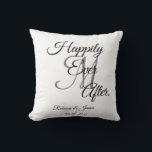 Elegant weiß Mit Monogramm glücklich immer nach Kissen<br><div class="desc">Elegantes Weiß Mit Monogramm glücklich immer nach dem Kissen Throw.</div>