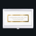 Elegant weiß und Gold Visitenkarten Dose<br><div class="desc">Behalt deine Visitenkarten, organisiert und stilvoll mit diesem eleganten Anwesen in Weiß und Gold, das die Visitenkarten für die Visitenkarte plant. Das Gehäuse ist in gebürstetem Gold mit individuelle Name und Titel auf einem knalligen, weißen Hintergrund bedruckt. Das schlanke und schlanke Design ermöglicht eine einfache Aufbewahrung in Tasche, Handtasche oder...</div>