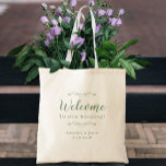 Elegant Welcome Wedding Guest Favorits Sage Green Tragetasche<br><div class="desc">Elegante, klassische Hochzeitsgast-Gast-Gustentasche mit elegantem Design in rustikalem Salbei auf einem transparenten Hintergrund, der das natürliche Material und die Farbe zeigt. Dieses moderne, einfache Design bietet zeitlose, klassische Eleganz. Personalisieren Sie die Namen des Paares und das Veranstaltungsdatum in eleganter grüner Schrift und Schrift. Diese sind eine perfekte Begleitung für jede...</div>