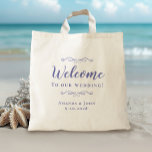 Elegant Welcome Wedding Guest Favors Periwinkle Tragetasche<br><div class="desc">Elegante, klassische Hochzeitsgast-Gast-Gustentasche mit elegantem Design in trendigem Perwinkelblau auf einem transparenten Hintergrund, der das natürliche Material und die Farbe zeigt. Dieses moderne, einfache Design bietet zeitlose, klassische Eleganz. Personalisieren Sie die Namen des Paares und das Veranstaltungsdatum in elegantem Perwinkle Schrift und Schrift. Diese sind eine perfekte Begleitung für jede...</div>