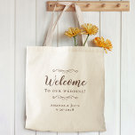 Elegant Welcome Wedding Hotel Guest Favor Brown Tragetasche<br><div class="desc">Elegante, klassische Hochzeitsgast-Gast-Gustentasche mit schicken Design in trendigem Braun auf einem transparenten Hintergrund, der das natürliche Hintergrundmaterial und Farbe zeigt. Dieses moderne, einfache Design bietet zeitlose, klassische Eleganz. Personalisieren Sie die Namen des Paares und das Veranstaltungsdatum in eleganter rustikaler Braun Schrift und Schrift. Diese sind eine perfekte Begleitung für jede...</div>