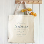 Elegant Welcome Weddings Guest Favors Dusty Blue Tragetasche<br><div class="desc">Elegante, klassische Hochzeitsgast-Begrüßungstasche mit schicken Design in trendigem staubblauem Design auf einem transparenten Hintergrund, der das natürliche Hintergrundmaterial und die Farbe zeigt. Dieses moderne, einfache Design bietet zeitlose, klassische Eleganz. Personalisieren Sie die Namen des Paares und das Veranstaltungsdatum in eleganter, staubblauer Schrift und Schrift. Diese sind eine perfekte Begleitung für...</div>