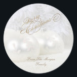 Elegant White Christmas Balls Runder Aufkleber<br><div class="desc">Elegante Weihnachtsbällchen auf weißem Hintergrund.</div>