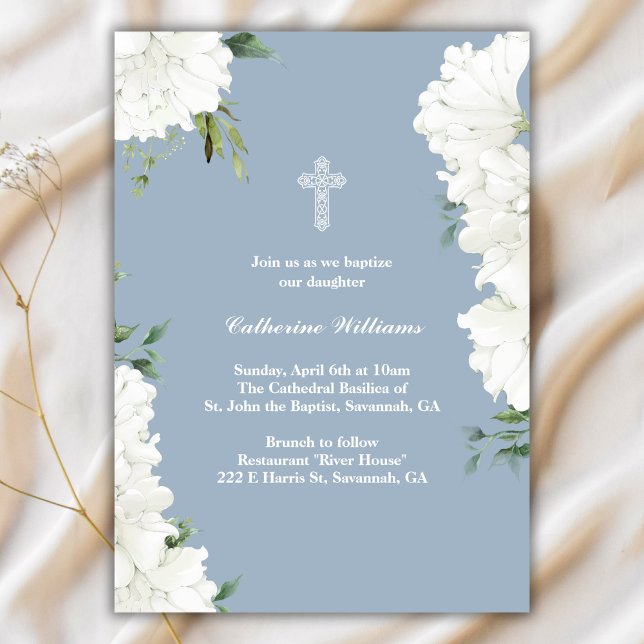 Elegant White Floral Dusty Blue Taufe Einladung (Elegant White Floral Dusty Blue Baptism Invitation)