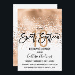 Elegant White Gold Foil Confetti Ombre Sweet 16 Einladung<br><div class="desc">Dieses schicke und glamouröse Sweet 16 Invitation ist ein trendiges und modisches Design mit einem Imitat bedruckt gürtelgoldgelben Folie abstrakt Konfetti ombre Farbverlauf auf einem weißen Hintergrund. Es ist perfekt für das moderne und elegante Geburtstagsmädchen mit seinem hübschen und künstlerischen, schwarzen Pinselstrich, der nach Maß gefertigt wurde. Passen Sie die...</div>