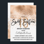 Elegant White Gold Foil Confetti Ombre Sweet 16 Einladung<br><div class="desc">Dieses schicke und glamouröse Sweet 16 Invitation ist ein trendiges und modisches Design mit einem Imitat bedruckt gürtelgoldgelben Folie abstrakt Konfetti ombre Farbverlauf auf einem weißen Hintergrund. Es ist perfekt für das moderne und elegante Geburtstagsmädchen mit seinem hübschen und künstlerischen, schwarzen Pinselstrich, der nach Maß gefertigt wurde. Passen Sie die...</div>