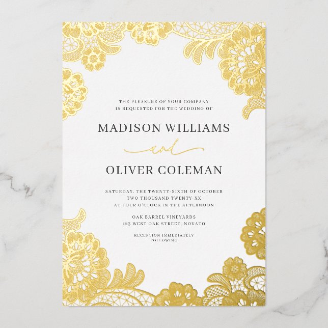 Elegant White + Golden Foil Lace Hochzeit Real Folieneinladung (Vorderseite)