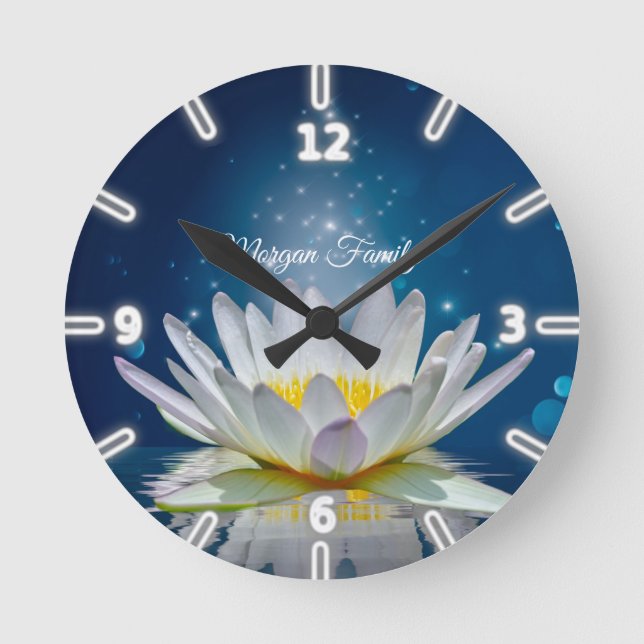 Elegant White Lotus Blue Runde Wanduhr (Vorderseite)