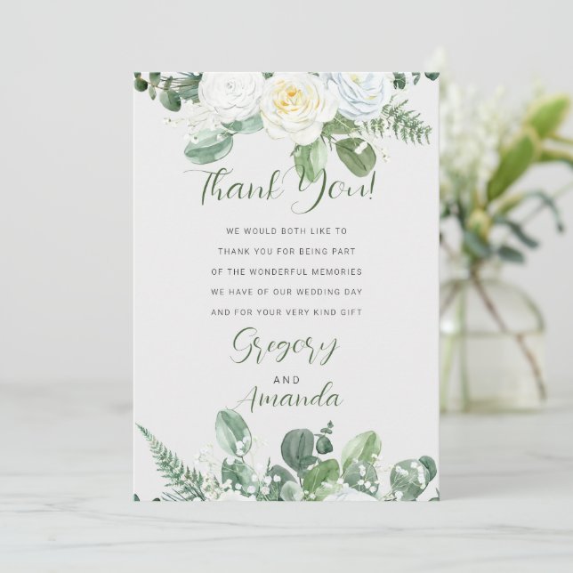 Elegant White Roses & Greenery Einladung (Stehend Vorderseite)