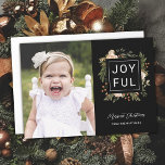 Elegant Winter Florals | Joyful Foto Christmas H Feiertagskarte<br><div class="desc">Mit dieser 1-Foto-Foto-Karte können Sie Ihren Freunden und Ihrer Familie stilvolle, elegante Urlaubskarten zusenden. Es verfügt über ein handgemaltes Blumendesign in dunkelolivgrün, Terrakotta-Bronze-Orange, Elfenbein und Pfirsich über einen schwarzen Hintergrund (die Hintergrundfarbe kann auf Wunsch angepasst werden). Die Rückseite enthält ein passendes Blumenmuster - fügen Sie mehr Fotos hinzu oder verließ,...</div>