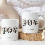 Elegant Winter Greenerity JOY Christmas Holiday Kaffeetasse<br><div class="desc">Diese elegante und festliche Tasse besticht durch das Wort JOY,  das von einer wunderschönen Aquarellpflanze und Beeren auf einem klassischen,  weißen Hintergrund hervorgehoben wird. Passen Sie es mit Ihrem eigenen Namen oder Text an. Diese wunderschöne Tasse ist ein wunderschönes Geschenk für Familien und Freunde.</div>