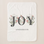 Elegant Winter Greenerity JOY Christmas Holiday Sherpadecke<br><div class="desc">Dieses elegante und festliche Urlaubskleid besticht durch das Wort JOY,  das von wunderschönen Aquarellen und Beeren auf klassisch weißem Hintergrund hervorgehoben wird. Passen Sie es mit Ihrem eigenen Namen oder Text an. Diese schöne Feriendecke ist ein fabelhaftes Geschenk für Familie und Freunde.</div>
