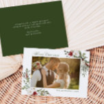 Elegant Winter Greenery Feiertagskarte<br><div class="desc">Mit dieser Weihnachtskarte aus dem Foto,  die einen Rahmen aus Weihnachtsgrün in Aquarellen mit Poinsettia,  Weihnachtsbeeren und Weißrosen bietet,  verbringen Sie einen Feiertagsjubiläum.</div>