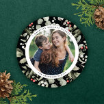 Elegant Winter Greenery Kraut 1 Foto Runde Feiertagskarte<br><div class="desc">DESIGN TIPP: Abhängig von der Länge Ihres Namens müssen Sie eventuell die Krümmung des Typs leicht anpassen. Sie können das im Designwerkzeug tun. Diese elegante und festliche Urlaubskarte bietet einen wunderschönen Aquarell mit Heiligen, Eukalyptus und Beeren auf einem schicken schwarzen Hintergrund. Die Kartenform und das ausgeschnittene Foto sind rund. Der...</div>