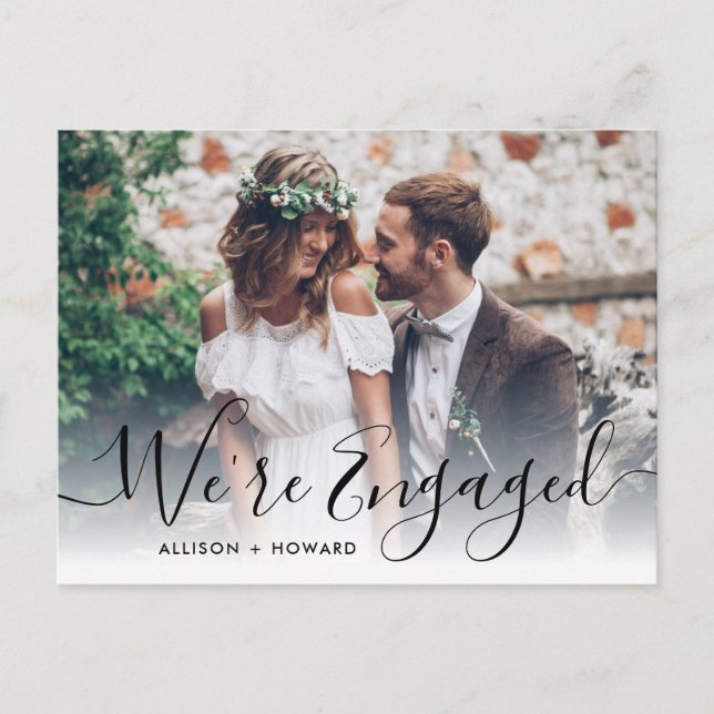 Elegant Wir sind Verlobt Foto Chic Script Verlobun Ankündigungspostkarte (Vorderseite)