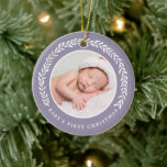 Elegant Wreath Baby's First Christmas | FOTO Keramik Ornament<br><div class="desc">Mit diesem stilvollen Foto-Ornament kreieren Sie einen besonderen Sake für das erste Weihnachtsfest des Babys! Es ist mit einem hübschen Lorbeer-Kranz in Weiß umgeben,  der die kreisförmige Fotoplatte umgibt. Auf der Rückseite sind Vorlagen für den Namen des Babys und das Jahr enthalten.</div>