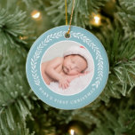 Elegant Wreath Baby's First Christmas | FOTO Keramikornament<br><div class="desc">Mit diesem stilvollen Foto-Ornament kreieren Sie einen besonderen Sake für das erste Weihnachtsfest des Babys! Es ist mit einem hübschen Lorbeer-Kranz in Weiß umgeben,  der die kreisförmige Fotoplatte umgibt. Auf der Rückseite sind Vorlagen für den Namen des Babys und das Jahr enthalten.</div>