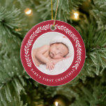 Elegant Wreath Baby's First Christmas | FOTO Keramikornament<br><div class="desc">Mit diesem stilvollen Foto-Ornament kreieren Sie einen besonderen Sake für das erste Weihnachtsfest des Babys! Es ist mit einem hübschen Lorbeer-Kranz in Weiß umgeben,  der die kreisförmige Fotoplatte umgibt. Auf der Rückseite sind Vorlagen für den Namen des Babys und das Jahr enthalten.</div>