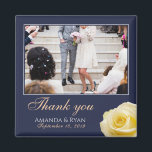 Elegant Yellow Rose Floral Foto Vielen Dank für Ih Magnet<br><div class="desc">Ein Lieblingsmagnet mit einem Hochzeitsfest, Braut- und Bräutigam-Namen und Hochzeitsdatum. Personalisieren Sie Ihre Hochzeit mit Foto und anderen Details. Der Text ist in einem Skript und der Hintergrund ist dunkelmarineblau. Ein Blumenmagnet mit einer schönen gelben Rose. Ein eleganter und stilvoller Dankeschön Magnet - großartig als Geschenk für Ihre Hochzeitsgäste. Finden...</div>