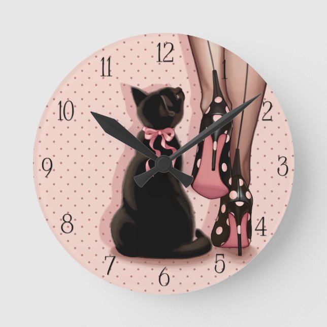 Elegant young woman and black cat runde wanduhr (Vorderseite)