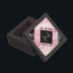 Elegante 2. Rose Quartz Hochzeitstag Kiste<br><div class="desc">Feiern Sie mit dieser stilvollen Sake-Box das 2. Rose Quartz Hochzeitstag! Elegante schwarz-weiße Serifenschrift mit hexagonalen Konfetti auf einem reichen rosa Hintergrund verleihen diesem besondere Anlass und Meilenstein eine unvergessliche Touch. Personalisieren Sie die Namen und Daten der Ehe des Paares. Design © W.H. Sim. Weitere Informationen unter zazzle.com/expressionsoccasions</div>