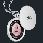 Elegante 2. Rose Quartz Hochzeitstag Medaillon<br><div class="desc">Gedenken Sie den 2. Hochzeitstag mit diesem eleganten Schloss! Elegante Schwarz-Weiß-Schriften mit sechseckigen Konfetti auf einem reichen rosa Hintergrund verleihen diesem besondere Anlass und Meilenstein eine unvergessliche Touch. Passen Sie sich die Namen der glücklichen Ehepaare an und die Termine für ihre Rose Quarzjubiläum. Design © W.H. Sim, Alle Rechte vorbehalten....</div>