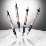 Elegante 30. Geburtstagsfeier der Perlen Kugelschreiber<br><div class="desc">Dieser Stift trägt dazu bei, den 30. Perlenjubiläumsfeiern eine besondere Touch hinzuzufügen! Elegante Schwarz-Weiß-Schriften auf einem perlenbestickten, perlfarbenen Hintergrund verleihen diesem besondere Anlass eine unvergessliche Touch und einen außergewöhnlichen Meilenstein. Personalisieren Sie mit den Namen des Paares, den Ehedaten und bis zu zwei (2) Gratulationsbotschaften. Passt gut zu den Gästebüchern! Design...</div>