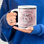 Elegante 5. Rose Quartz Hochzeitstag Jumbo-Tasse<br><div class="desc">Feiern Sie das 5. Rose Quartz Hochzeitstag mit ein paar dieser stilvollen Riesenkaffees! Elegante Schrift mit hexagonalen Konfetti auf einem reichen rosa Hintergrund verleihen diesem besondere Anlass und Meilenstein eine unvergessliche Touch. Personalisieren Sie die Namen des Paares, die Ehedaten und/oder Glückwunschnachrichten. Umkehrung zeigt identisches Design. Design © W.H. Sim, Alle...</div>