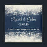 Elegante Abstrakte Gastgeschenk Hochzeit Magnet<br><div class="desc">Ein extravagantes abstraktes Design mit cremefarbenen Spitzen und Perlen aus Kreise und Blasen. Der Hintergrund ist dunkelblau, die Seiten sind von ausgeblendeten Quadraten abgeschnitten. Hübsches und zartes Design. Personalisieren / personalisieren Sie mit dem Bräutigam und Brautnamen und Hochzeitstag, mit Text, der liest" danke für die Feier mit uns.</div>