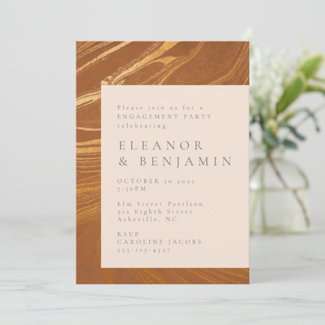 Elegante Abstrakte Gold- und Bronze-Engagement-Par Einladung (Stehend Vorderseite)