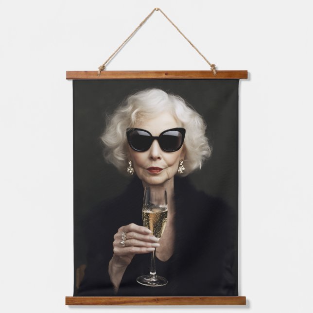 Elegante ältere Frau mit Champagner Wandteppich Mit Holzrahmen (Vorderseite)
