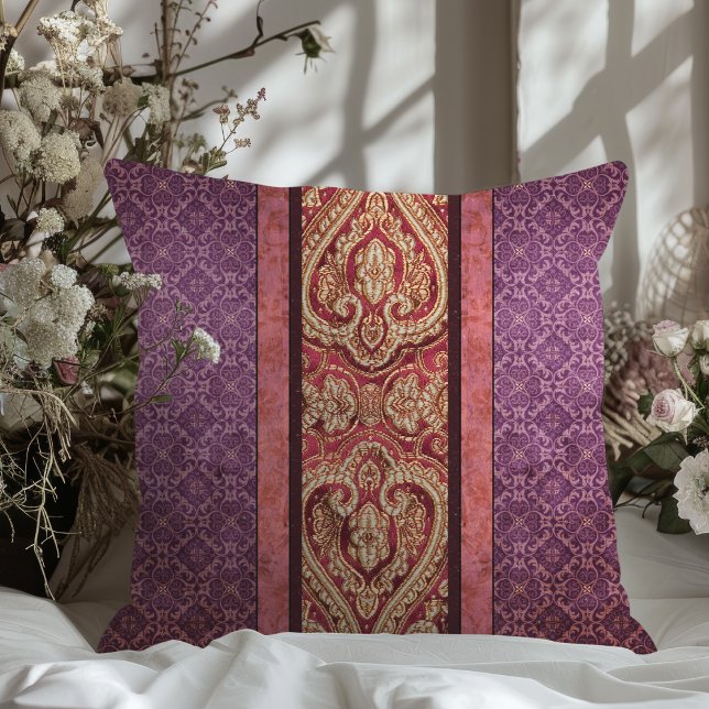 Elegante antike, Inspirierte Lila und rote Damasku Kissen (Von Creator hochgeladen)