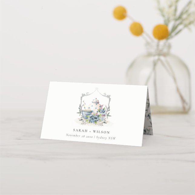Elegante Aqua Blue Blumenstrauß Teapot Wappen Hoch Platzkarte (Vorderseite)