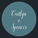 Elegante Aquamarine und weiße Hochzeitssänger-Umsc Runder Aufkleber<br><div class="desc">Diese eleganten aquamarin-weißen Hochzeitsfeiern eignen sich ideal für eine moderne Hochzeit. Personalisieren Sie das Etikett mit den Namen der Braut und des Bräutigams.</div>