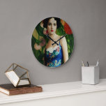Elegante Art Deco Frauen mit großer Blume Kunst, D Große Wanduhr<br><div class="desc">Gefühl extravagant? Dieses Meisterwerk im Art-Déco-Stil ist ein echtes Highlight! Die rauschenden 20er mögen vorbei sein,  aber der Glamour lebt in diesem atemberaubenden Stück weiter. Die aufwändigen Details und die lebhaften Farben der Blume werden Ihnen Gefühl wie ein echter Gatsby verlassen.</div>