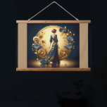 Elegante Art Deco Wine tasting in der Fattoria Mon Wandteppich Mit Holzrahmen<br><div class="desc">Diese atemberaubende Kunst-Deko-Abbildung erfasst die zeitlose Eleganz einer posierten Frau in einem fließend marineblauen Gewand, das mit aufwändigen goldenen Blumendekorationen geschmückt ist. Gerahmt von einem luxuriösen goldenen Bogen mit verzierten Dekorationsmustern und zarten Blume in Blau und Gold, strahlt die Komposition Eleganz und Vintagen Glamour aus. Die harmonische Mischung aus Farben...</div>