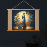 Elegante Art Deco Wine tasting in der Fattoria Mon Wandteppich Mit Holzrahmen<br><div class="desc">Diese atemberaubende Kunst-Deko-Abbildung erfasst die zeitlose Eleganz einer posierten Frau in einem fließend marineblauen Gewand, das mit aufwändigen goldenen Blumendekorationen geschmückt ist. Gerahmt von einem luxuriösen goldenen Bogen mit verzierten Dekorationsmustern und zarten Blume in Blau und Gold, strahlt die Komposition Eleganz und Vintagen Glamour aus. Die harmonische Mischung aus Farben...</div>