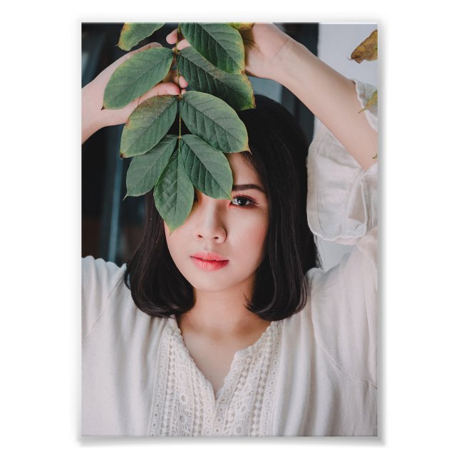 Elegante asiatische Frauen mit grünen Blätter - Fotodruck (Vorne)