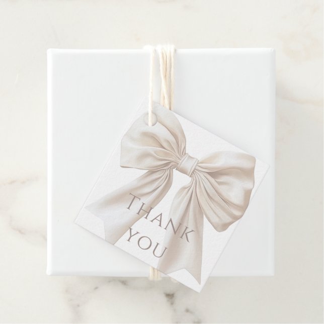 Elegante Beige Bow Gender Neutral Baby Dusche Geschenkanhänger (Beispiel)