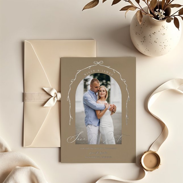 Elegante Beige Hand Drawn Bow Ribbon Save the Date Folieneinladung (Elegant Beige Hand Drawn Bow Ribbon Save The Date Foil Invitation)
