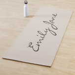 Elegante Beige Handgeschriebener Skriptname Benutz Yogamatte<br><div class="desc">Ein stilvolles und minimalistisches Fitness-Accessoire mit sanftem,  neutralem Hintergrund und eleganter Schrifttyp. Für alle,  die eine moderne,  personalisierte Ästhetik Liebe haben,  die sich perfekt für Yogafreunde,  Gymnastikfans oder Selbstversorger eignet. Ein großartiges Geschenk für Frauen,  die Stil und Funktion in ihrer Wellness-Reise schätzen.</div>