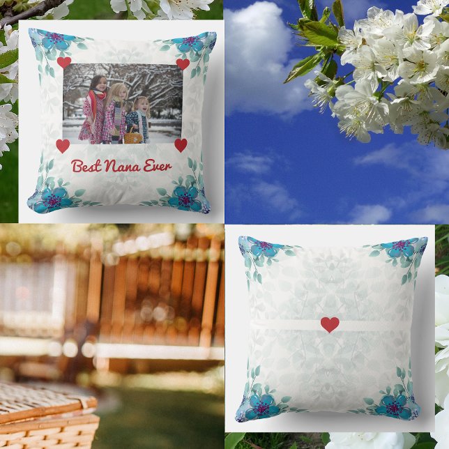 Elegante Best Nana Ever Grandma Foto Herz Kissen (Best Nana Ever. Best Grandma Ever. Elegant personalized floral pillow, w/ a photo held by red hearts)