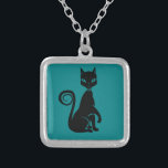 Elegante Black Cat Versilberte Kette<br><div class="desc">Elegante schwarze Katze posiert mit einer Pfote erhöht. Hat einen niedlichen, lockigen Schwanz und trägt einen extravaganten Scherz.</div>