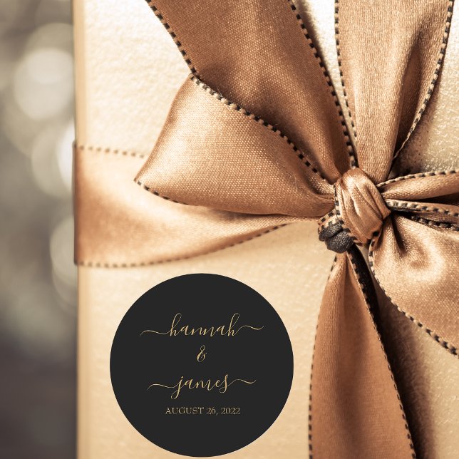 Elegante Black Gold Calligraphy Wedding Runder Aufkleber (Von Creator hochgeladen)