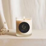 Elegante Black & Gold Monogram Kranz-Gastgeschenk  Runder Aufkleber<br><div class="desc">Feiern Sie stilvoll mit diesen eleganten und sehr trendigen Hochzeitsaufklebern. Das Design ist einfach zu personalisieren mit Ihrem eigenen Monogramm Initial, Namen und Hochzeitsdatum und Ihre Gäste werden begeistert sein, wenn sie diese fabelhaften Gunst Aufkleber erhalten. Wenn Sie passende Artikel wünschen, kontaktieren Sie uns bitte und wir sind hier um...</div>
