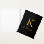 Elegante Black Gold Monogram Script Typografie Planer<br><div class="desc">Chic Elegant Gold Monogram Script auf einem schicken Black Planner. Einfach mit Ihrem eigenen Namen und Ihren eigenen Details anpassen. Ideal für Ihren luxuriösen Lifestyle! Bitte kontaktieren Sie uns unter cedarandstring@gmail.com ,  wenn Sie Hilfe beim Design oder den passenden Produkten benötigen.</div>