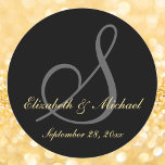 Elegante Black Gold Monogram Wedding Save the Date Runder Aufkleber<br><div class="desc">Individuell, personalisiert, schön, elegant, elegant, schick, Braut & Bräutigam Monogramm Save the Date klassische Rundaufkleber. Zum Anpassen, einfach in das Monogramm / Initialen, Braut & Bräutigam Namen, und das Hochzeitdatum. Während Sie personalisieren, können Sie eine Vorschau überall sehen. Ideal für alle Ihre Save the Date / Hochzeit / Ehejubiläen Mailings....</div>