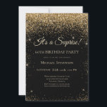 Elegante Black Gold Überraschung 60. Geburtstagspa Einladung<br><div class="desc">Dieses elegante Design besticht durch einen schwarzen Hintergrund,  einen goldenen Glitzer und eine benutzerdefinierte Schrift. Was für eine schöne Art,  Ihre Gäste zu diesem besondere Anlass einzuladen.</div>